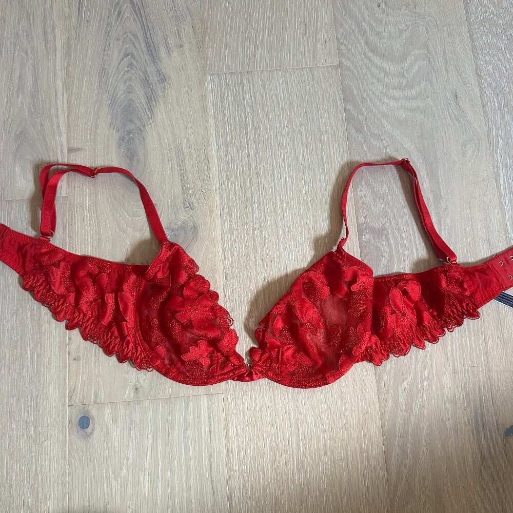 Victoria's Secret Very Sexy Low Cut Demi Lace Bra - 36C